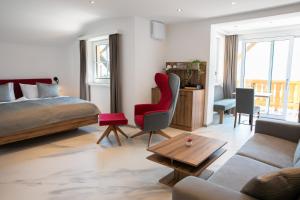 um quarto com uma cama, um sofá e uma mesa em Weisses Lamm em Hallstatt