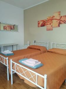 dos camas sentadas una al lado de la otra en una habitación en Bilocale NICOL 4 posti Padova ovest, en Padua