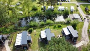 una vista aérea de un parque con un grupo de remolques en Sea Side Tiny House London, en Salzhemmendorf