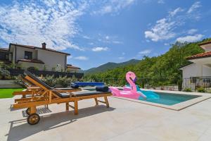 Bazén v ubytovaní Villa Suzana with Heated Pool and outdoor billiards alebo v jeho blízkosti