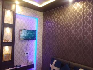una camera con parete viola e specchio di ASHIANA HOME STAY a Jammu