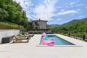 Bazén v ubytovaní Villa Suzana with Heated Pool and outdoor billiards alebo v jeho blízkosti
