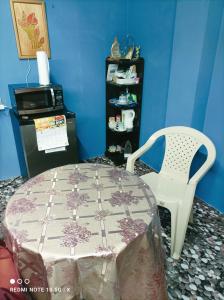 Zimmer mit einem Tisch, einem Stuhl und einem Bett in der Unterkunft DesMaries Pleasantville in San Fernando