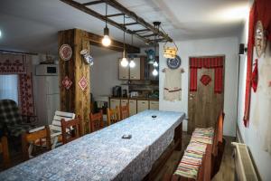 uma cozinha com uma mesa e uma sala de jantar em Sepsi Relax em Sfântu Gheorghe