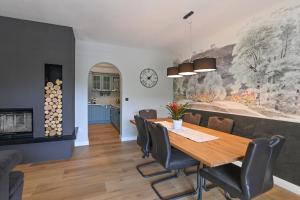 Posedenie v ubytovaní Villa Suzana with Heated Pool and outdoor billiards