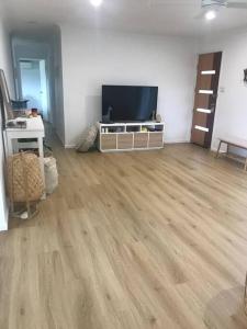 ein leeres Wohnzimmer mit einem Flachbildfernseher in der Unterkunft Crestmead Cottage in Kingston