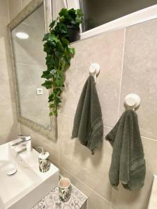 łazienka z umywalką i ręcznikami na ścianie w obiekcie Luksuzni apartman Bonaca w Novim Vinodolskim
