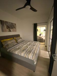 sypialnia z łóżkiem i wentylatorem sufitowym w obiekcie Luksuzni apartman Bonaca w Novim Vinodolskim