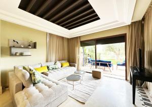 Vizir Center Appart 301 في مراكش: غرفة معيشة مع أريكة وطاولة
