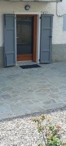 2 portes sur le côté d'un bâtiment dans l'établissement Casa Christine, à Villa Minozzo