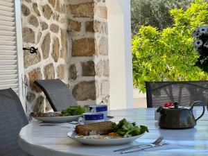 stół z dwoma talerzami jedzenia w obiekcie Villa Ancora Spetses w mieście Spetses