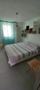 Un dormitorio con una cama grande y una ventana en Casa Christine, en Villa Minozzo