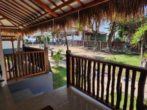 吉利阿尔Formosa Beach Club & Bungalow的享有街道景色的房屋阳台 更多24张照片