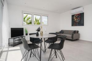 un soggiorno con tavolo e sedie di Rooftop House Vodice a Vodice