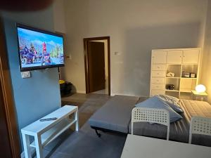 Katil atau katil-katil dalam bilik di Casa Susanna - delizioso piano terra, centralissimo, superservito, tranquillo, appena fuori ZTL parcheggio libero +5 gambar