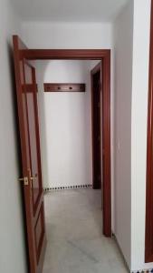 eine offene Tür zu einem Zimmer mit Flur in der Unterkunft Precioso apartamento junto a plaza la Corredera in Córdoba
