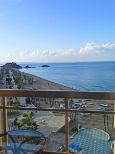 desde el balcón de un complejo con vistas a la playa en Apal Chinasol Estudios, en Almuñécar
