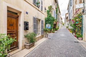 an empty street in an old town with plants at Plein centre avec "PARKING PRIVE" Voitures électriques bienvenues in Cassis