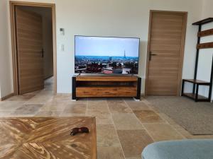 TV a/nebo společenská místnost v ubytování Villa "Le B" - Vue Exceptionnelle - Piscine Privée - Climatisation