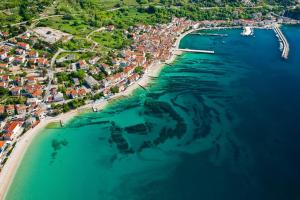 Luftaufnahme eines Strandes und des Meeres in der Unterkunft Apartment Triton in the old Part of Baska in Baška