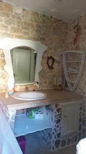 y baño con lavabo y espejo. en Holiday home Leptir, en Siverić