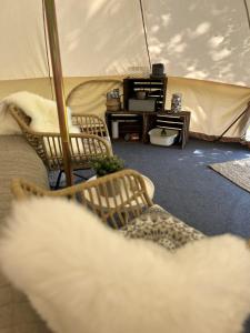 Posezení v ubytování Glampingtält, privat område, 3 mil utanför Örebro