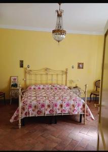 ビッビエーナにあるAppartamento di Lusso in Borgo Storico Toscanoのベッドルーム1室(ピンクのベッドカバー付)