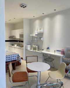 a room with a table and chairs and a kitchen at 金門且停民宿 可包棟 好停車 近市區 in Jinning