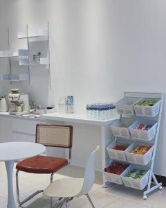 a kitchen with a counter and a table and a chair at 金門且停民宿 可包棟 好停車 近市區 in Jinning