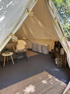 Posezení v ubytování Glampingtält, privat område, 3 mil utanför Örebro