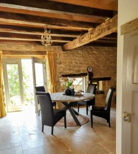 een eetkamer met een tafel en stoelen bij Chateau d 'Impasse in Laferté-sur-Amance