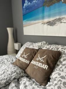 a bed with two pillows on top of it at Appartment 53qm im Architektenhaus - 2 Schlafzimmer mit Küche und Bad, nur 2min von A8 - ruhig und modern in Irschenberg