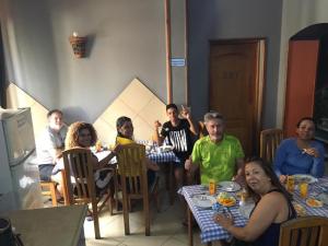 een groep mensen die rond een tafel zitten bij Golden Hotel Cairo in Caïro