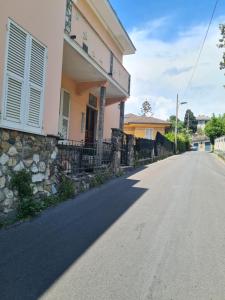 uma rua vazia em frente a uma casa em Ginger by PortofinoVacanze em Rapallo