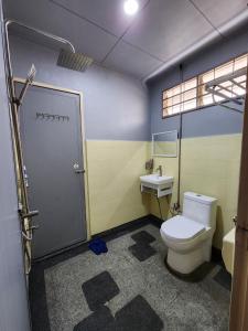北賴的住宿－Homestay Taman Pauh Jaya, Seberang Perai, Bukit Mertajam，一间带卫生间和水槽的浴室