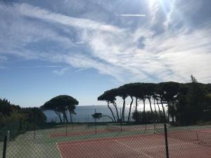 Tenis a/nebo squash v ubytování Bastide du Levant - 50m plage - Rez de jardin nebo okolí
