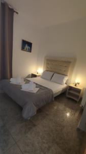 Säng eller sängar i ett rum på Alexander Apartments Nea Koutali