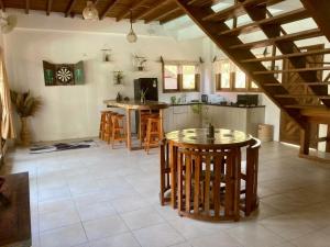 una cocina con mesas y sillas en una habitación en Lutwala Bungalows and Private Villa, en Gili Trawangan