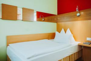 Posteľ alebo postele v izbe v ubytovaní Hotel Brücklwirt