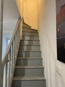 una escalera en una casa con escalera en Maison cosy, Rouen, en Déville-lès-Rouen