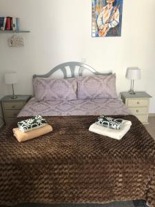 - une chambre avec un lit et 2 serviettes dans l'établissement Casita Mona - Attractive Studio Apartment 4kms from the beach, à Moraira