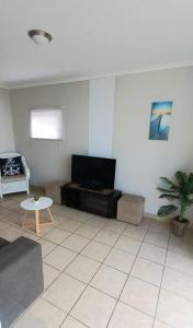 uma sala de estar com um sofá e uma mesa em Oceanic eleven em Durban