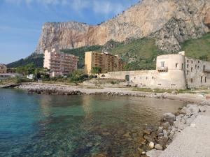 un gruppo di edifici vicino a uno specchio d'acqua di GIORGISA a Palermo