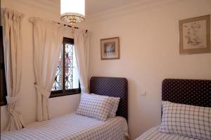 Een bed of bedden in een kamer bij Dar Mounia