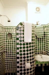 Een badkamer bij Dar Mounia