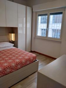 1 dormitorio con 1 cama y 2 ventanas en casArancia, en Roma