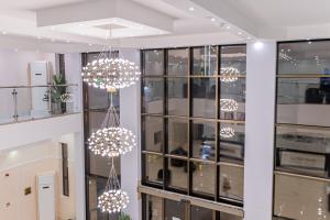 Cette chambre est dotée de lustres suspendus au plafond. dans l'établissement Mooj served Apartments موج للشقق المخدومه, à Dammam