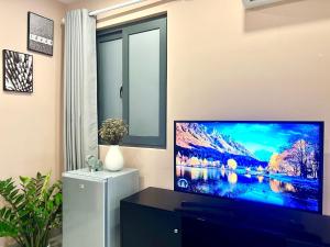 uma sala de estar com uma televisão de ecrã plano sentada num armário em MIDMOST Boutique Hostel em Can Tho