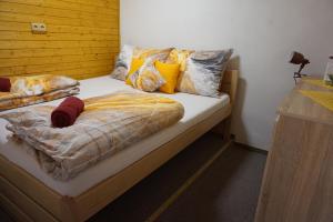 una camera da letto con un letto con cuscini sopra di Penzion a restaurace Na Hvězdě a Malá Morávka
