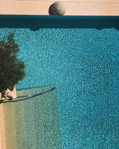 une peinture d'une piscine d'eau avec un ballon dans l'établissement Residence Hotel Baia Portinenti, à Lipari